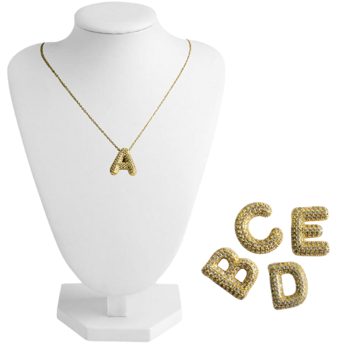 [LTDMN] COLLAR CON DIJE DE LETRA CON DIAMANTES SURTIDOS