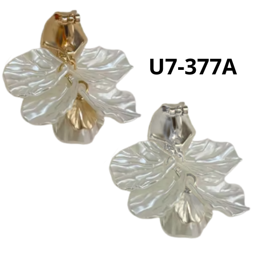 [U7377A] PAR DE ARETES DE PETALOS FLORALES BLANCOS U7-377A