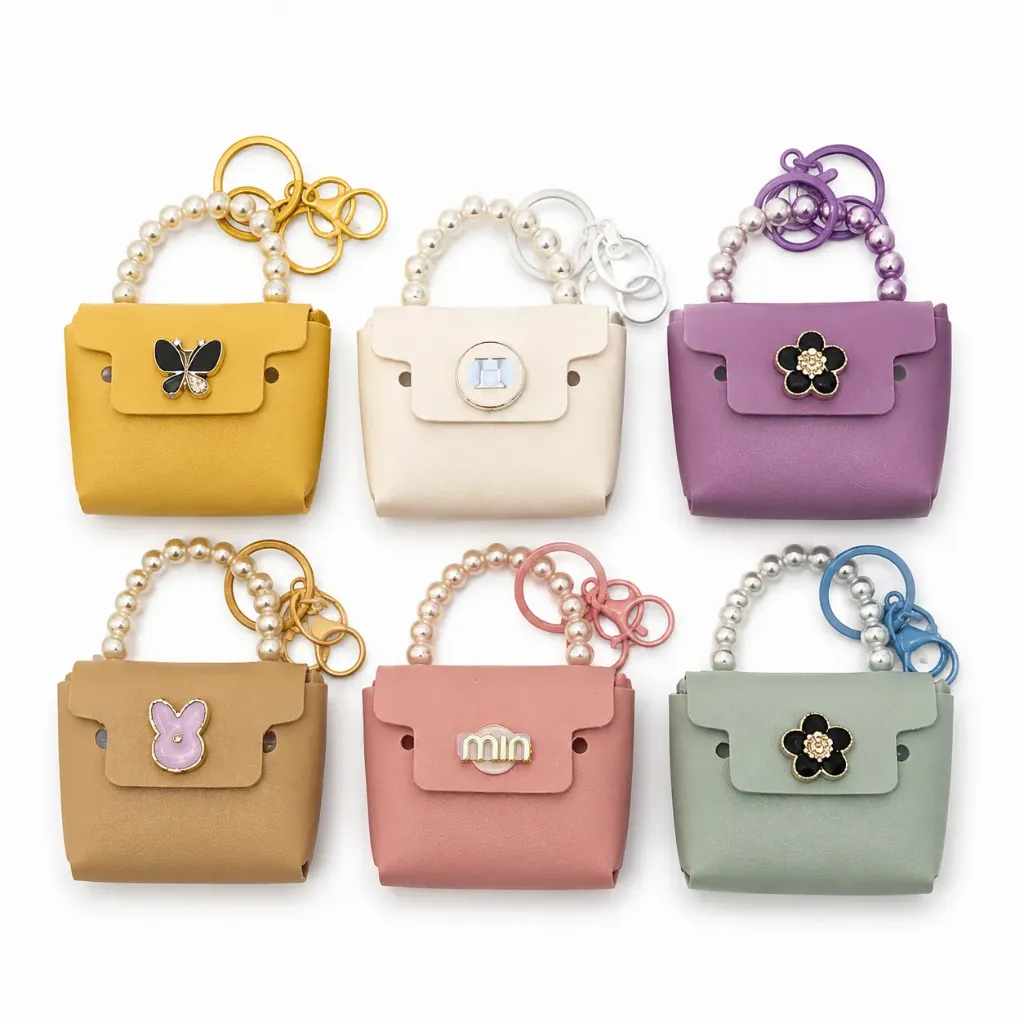 LLAVERO CON MONEDERO DE CUERINA Y PERLAS EN COLORES SURTIDOS